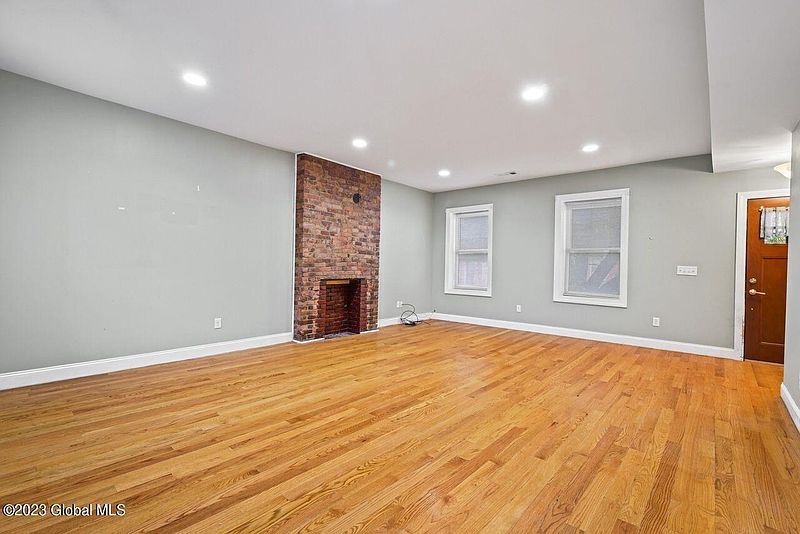 4th image of 49 Myrtle Avenue
