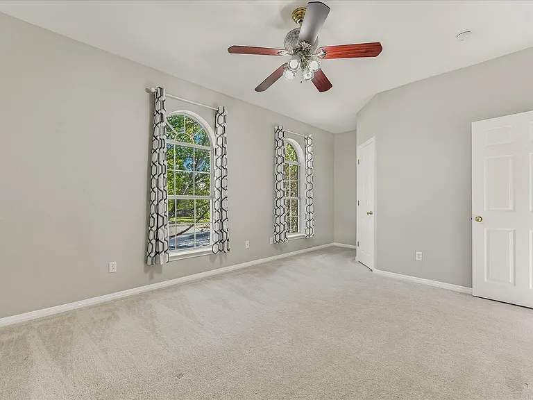 10802 Hastings Ln — Photo 16