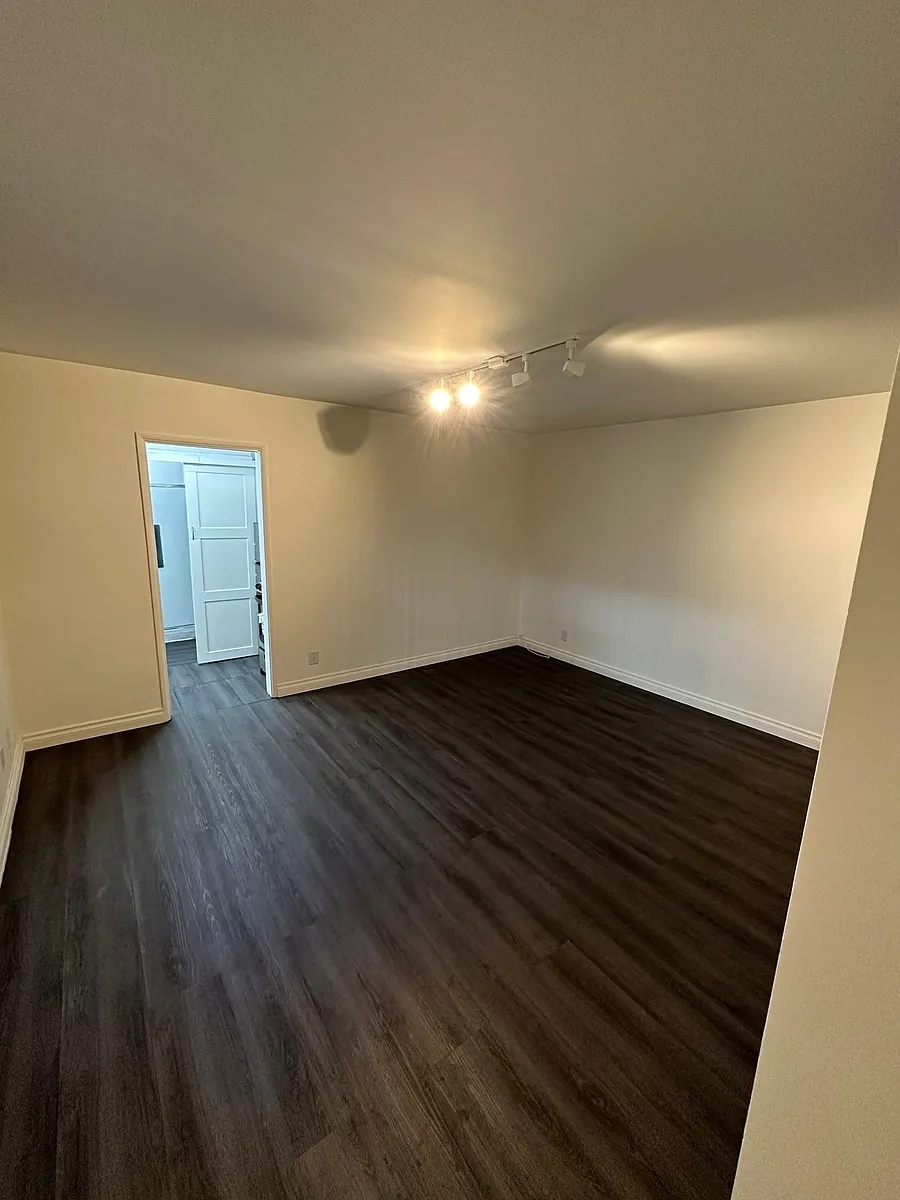 Building Photo - 11915 Goshen Ave #4