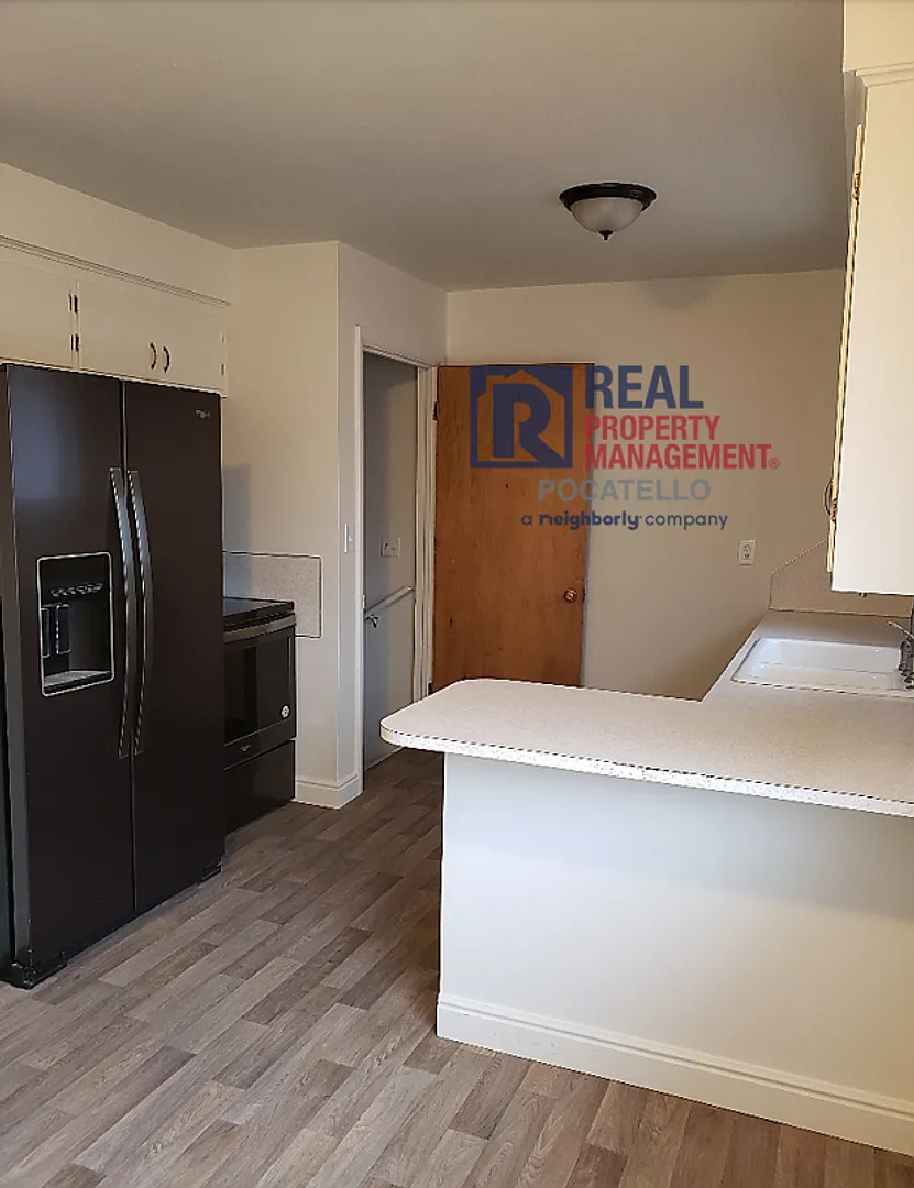 3 Bedroom 1 Bath Home - 1 Car Garage - Pet Negotiable — Photo 3