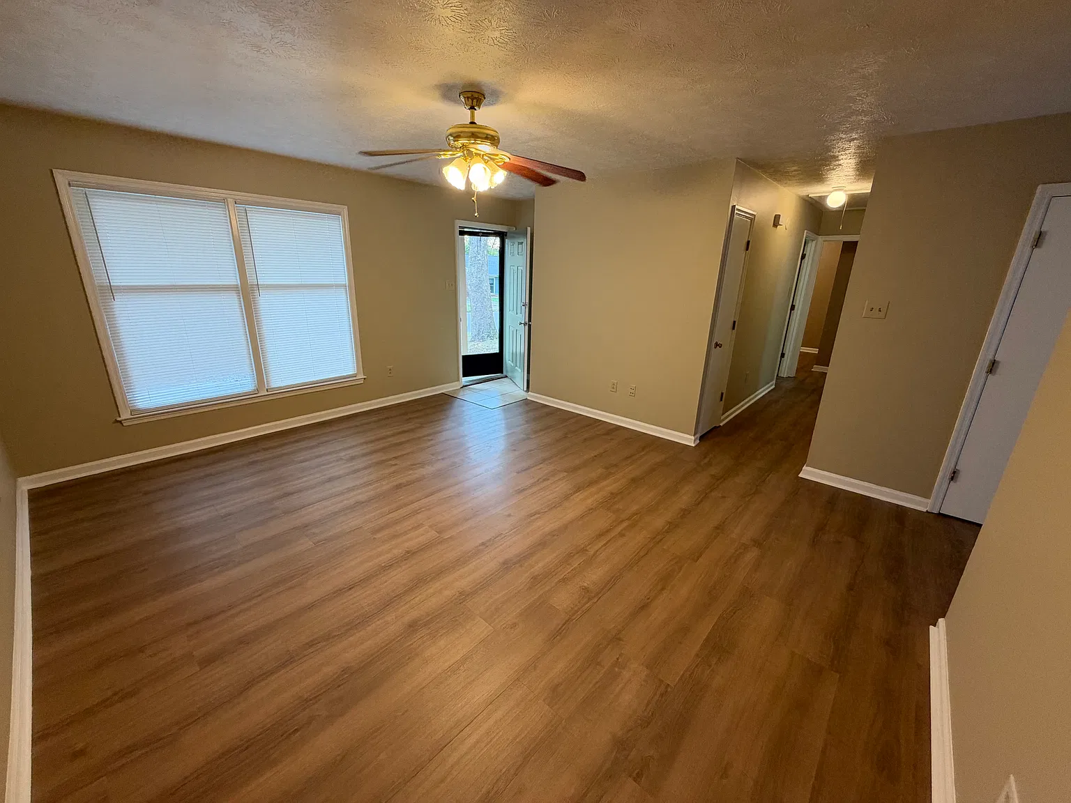 3 bed, 1102 sqft, $1,600 — Photo 2