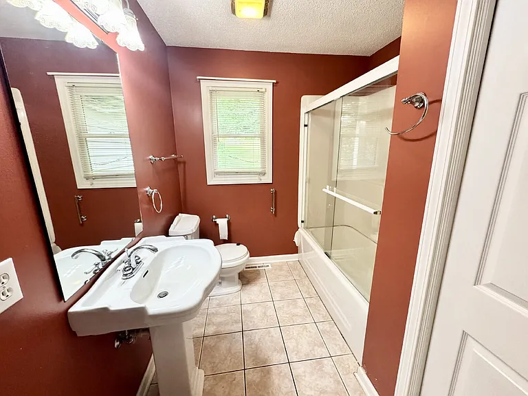 1713 E Main St — Photo 20