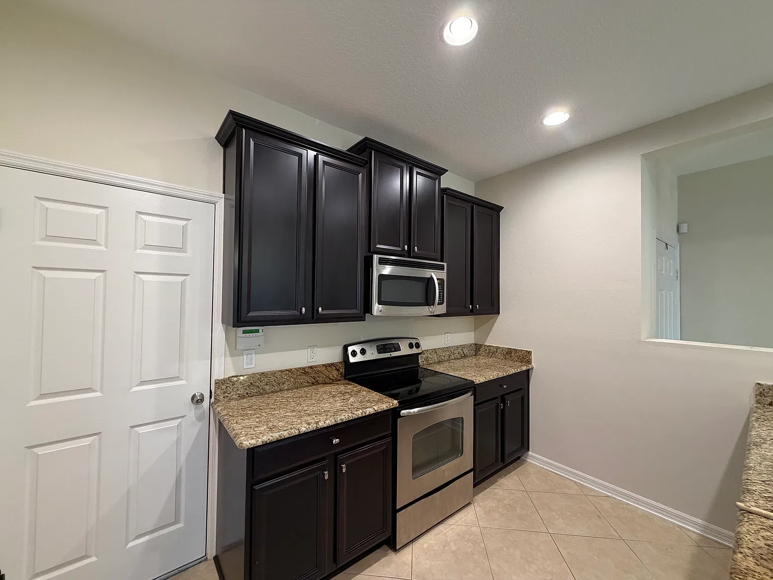 3 bed, 2.5 bath, 1384 sqft, $2,200 — Photo 3