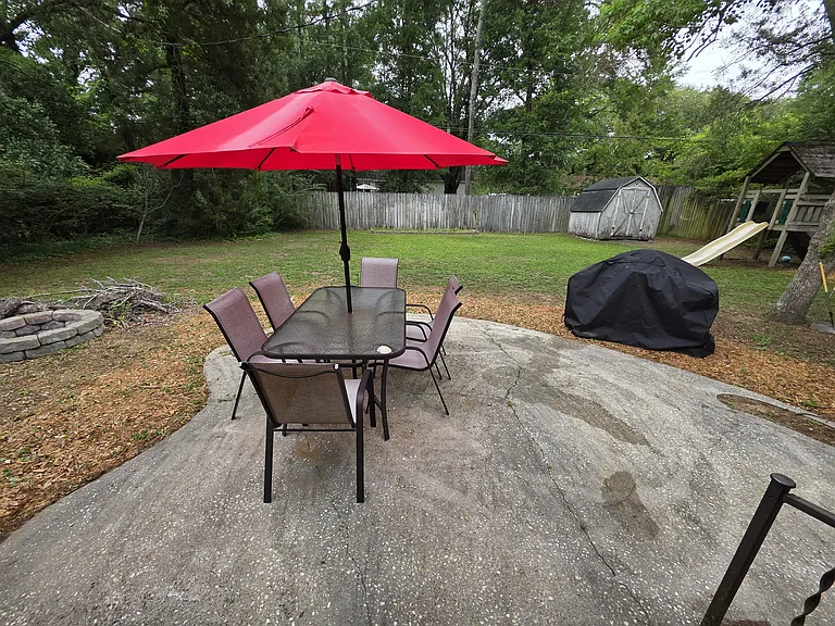 1308 Honeysuckle Ln — Photo 2