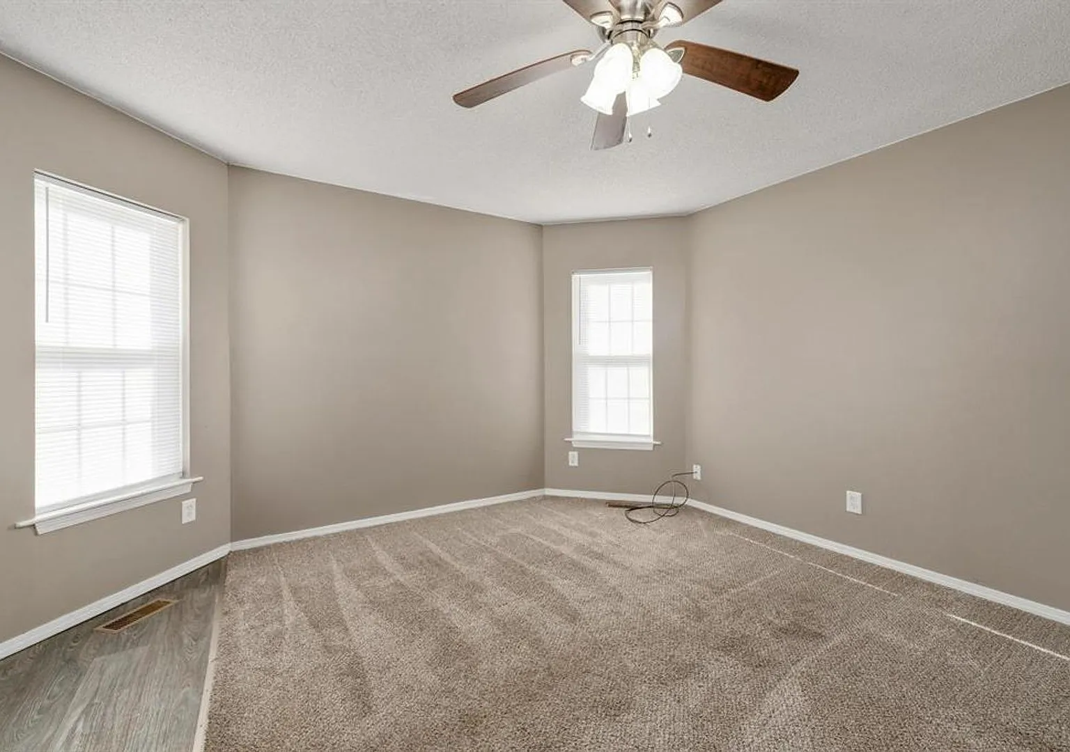 2 Bedroom Duplex Central Wichita — Photo 4
