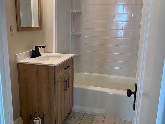 4th image of 2215 Chesterland Ave #1