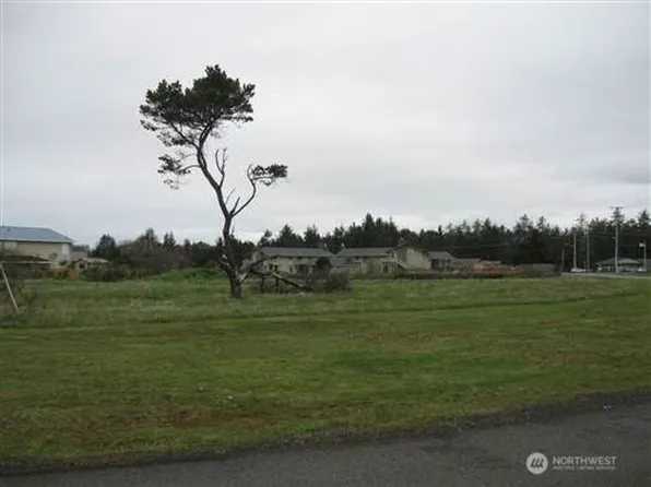 1049 Discovery Avenue SE, Ocean Shores, WA 98569