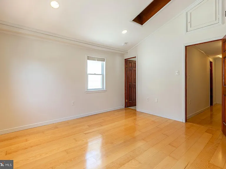 1439 E Oxford St — Photo 13