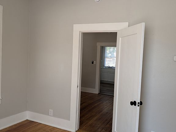 4th image of 1010 E College St