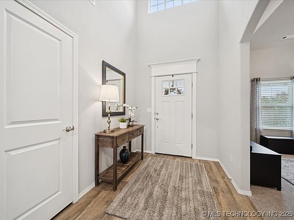 5th image of 1418 E New Orleans Pl