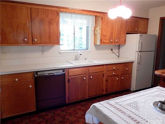 5th image of 10 Oakledge Dr