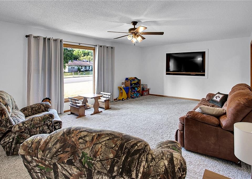 910 E Market St, Lacygne, KS 66040 Zillow