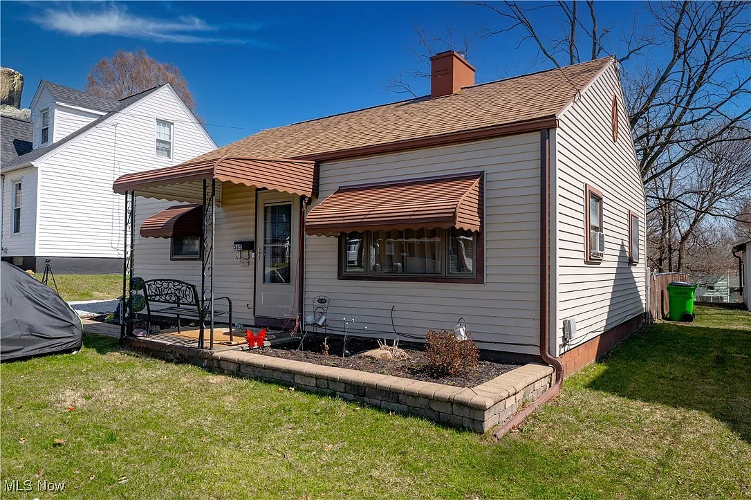 585 Orchard Ave photo 1