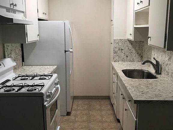 2nd image of 3915 Hamilton Ave APT 15