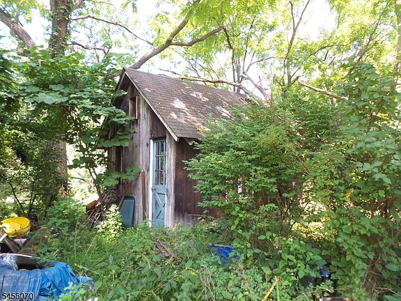 3rd image of 146 River Rd