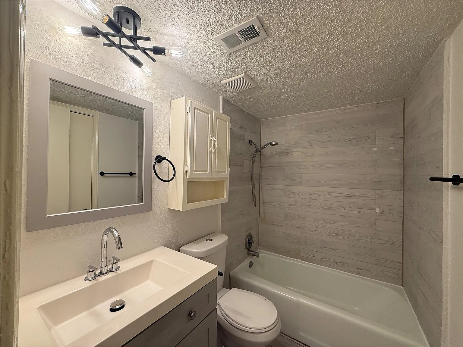 3 bed, 2.5 bath, 1584 sqft, $1,600 — Photo 4