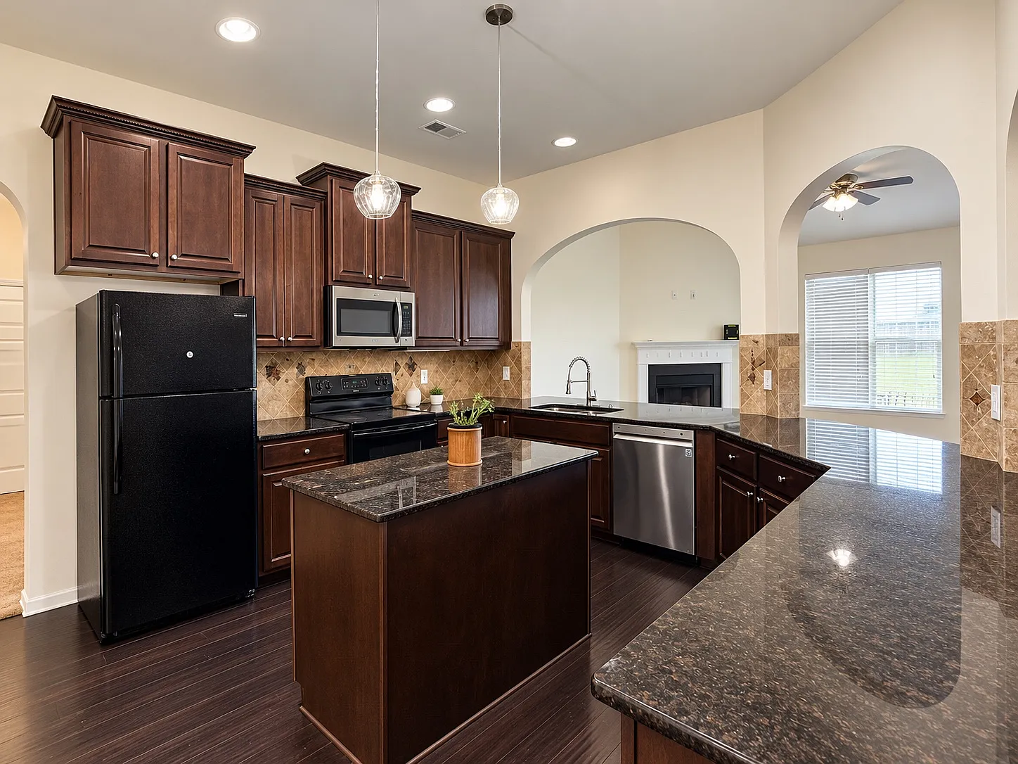 3 bed, 2.5 bath, 2100 sqft, $2,000 — Photo 4