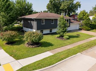 1955 Danbury Dr, Bettendorf, IA 52722