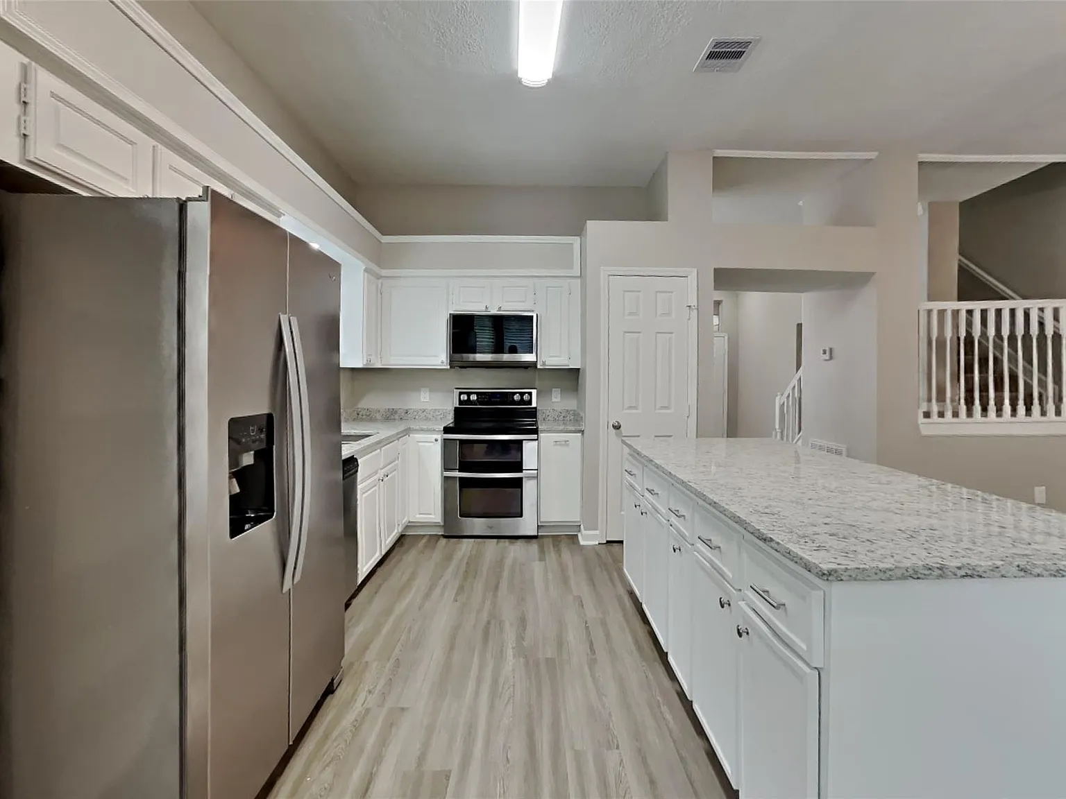 3 bed, 2.5 bath, 2068 sqft, $2,325 — Photo 4