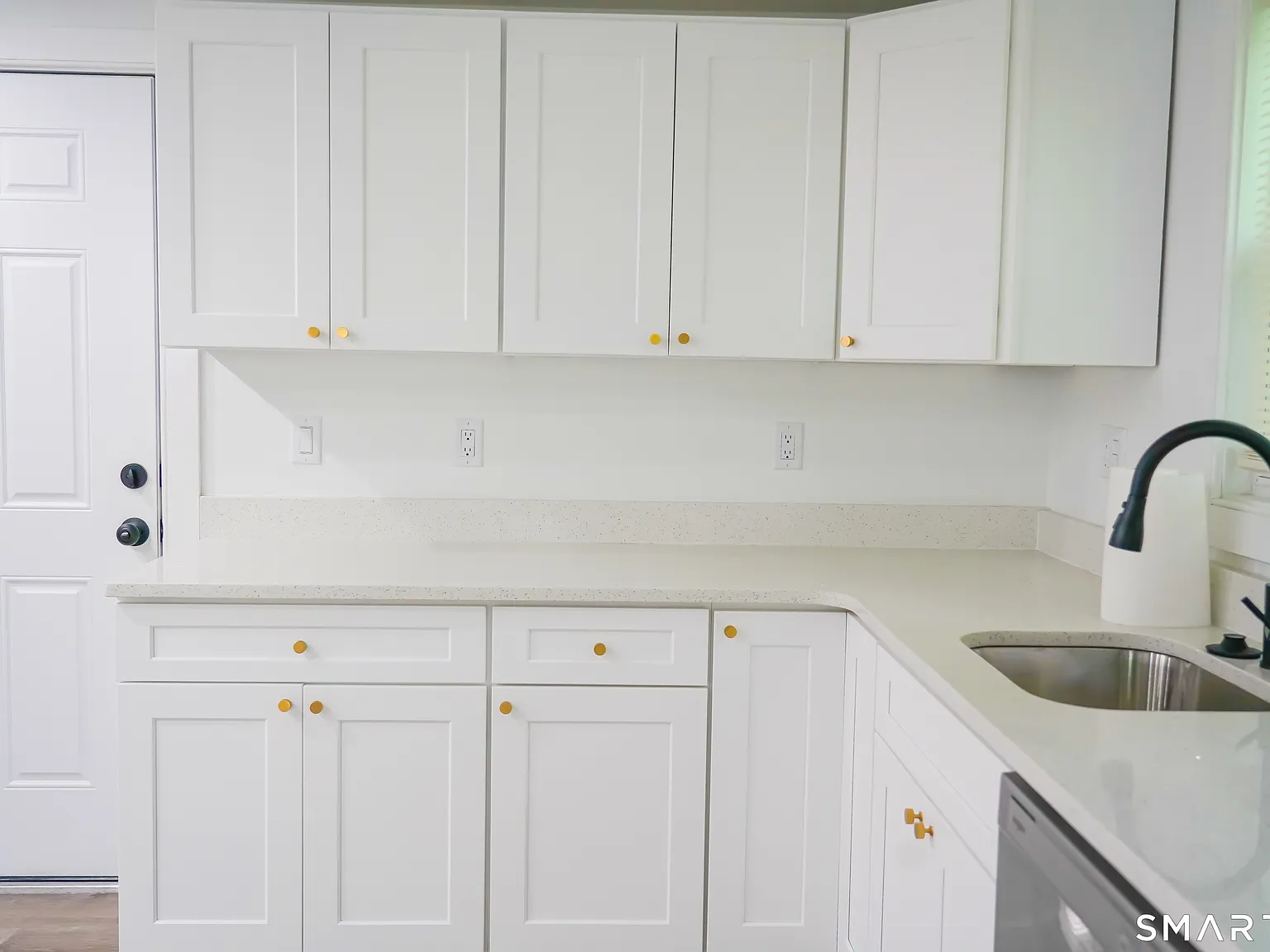 2 bed, 1.0 bath, 2028 sqft, $1,750 — Photo 3