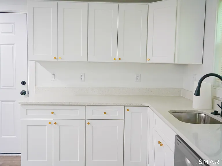 162 Hobart St — Photo 3