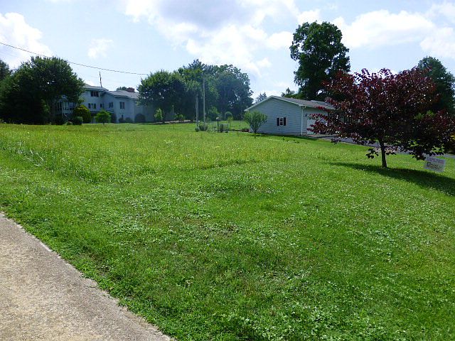 2nd image of 212 Meadowbrook Ln