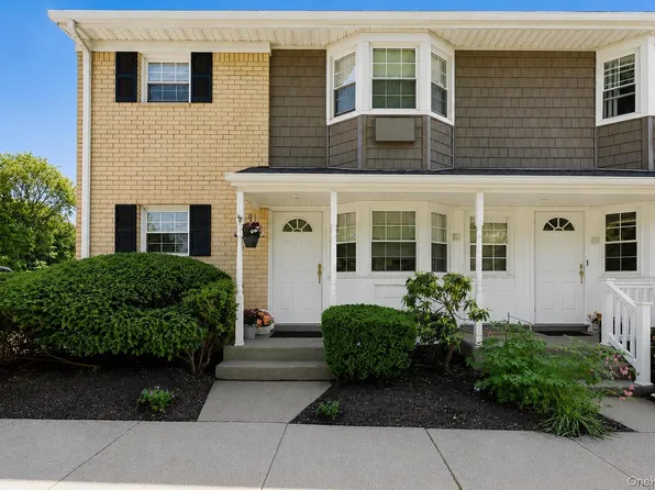 3902 Wilshire Lane #H02, Oakdale, NY 11769