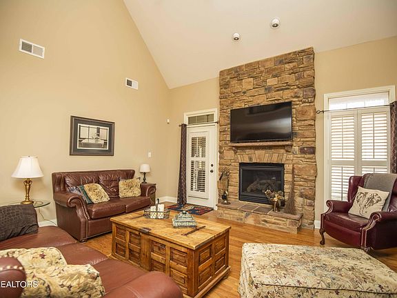 3rd image of 600 Rockwell Farm Ln