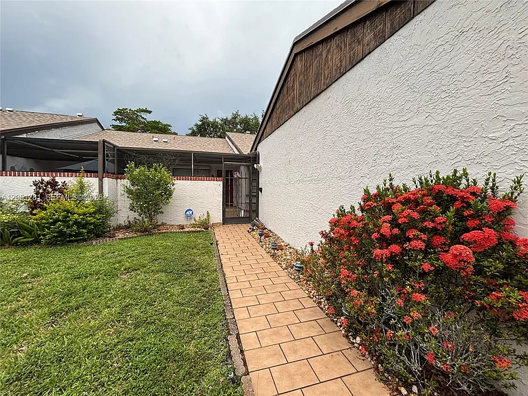 6453 Pinehurst Cir W #B25 — Photo 20