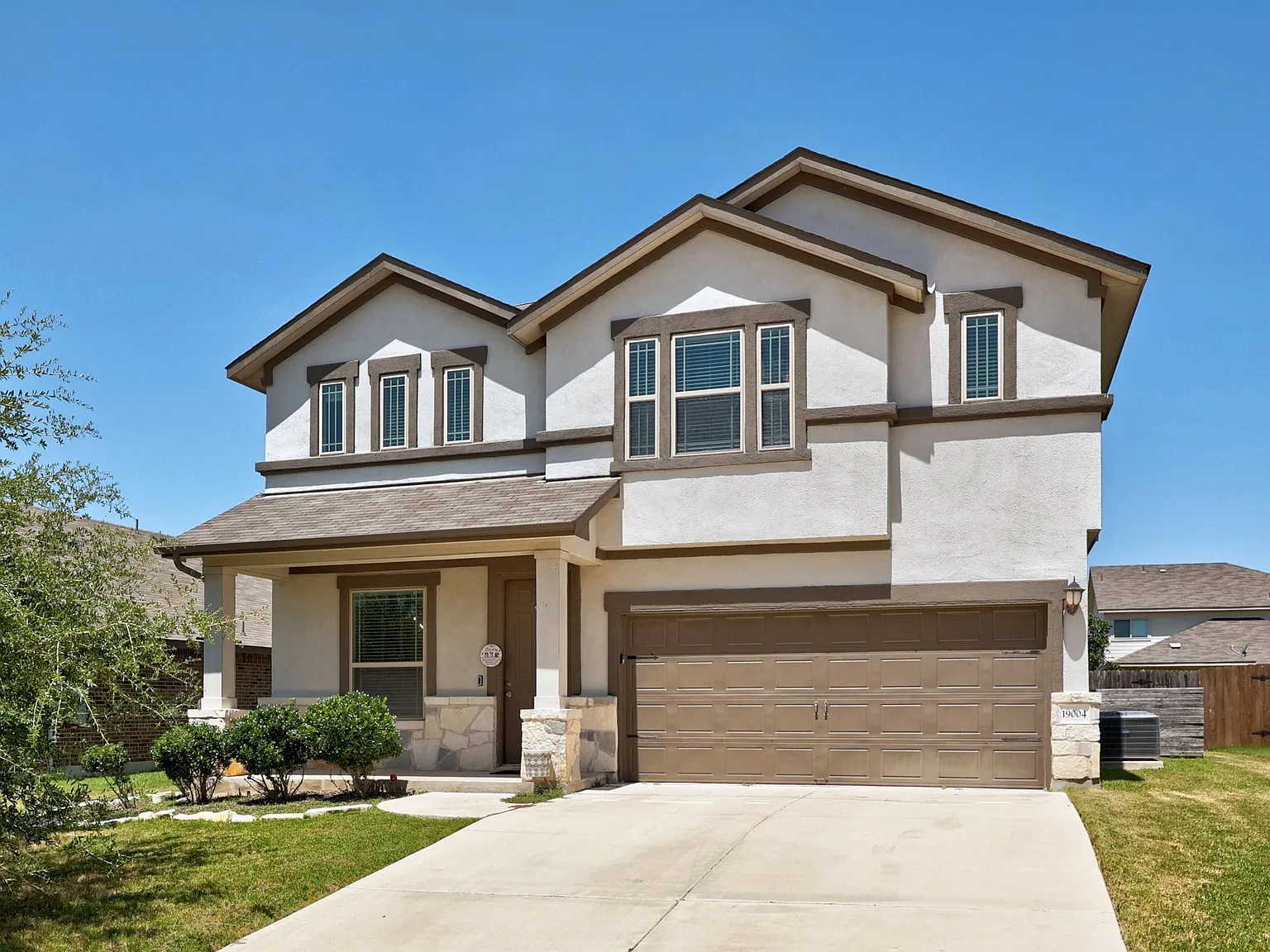 5 bed, 3.5 bath, 3000 sqft, $2,895 — Photo 2