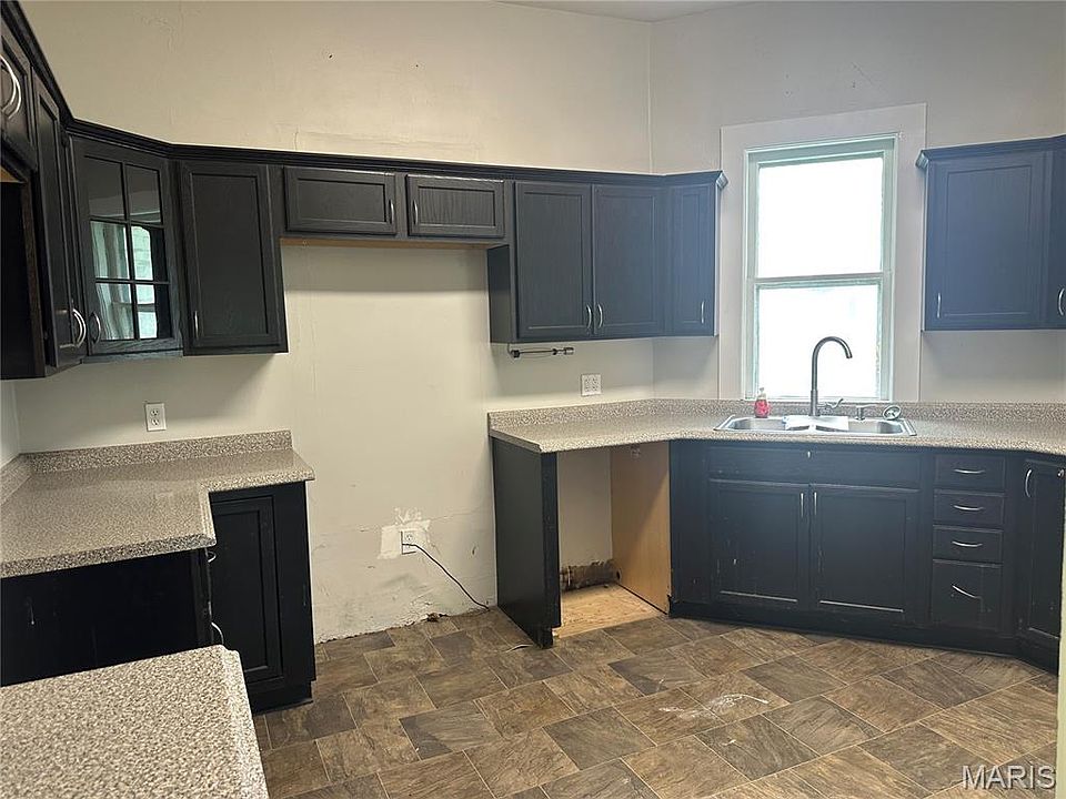 7th image of 707 N Main St