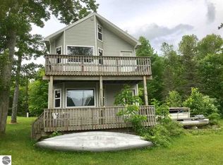 19068 Sunset Ln, Tustin, MI 49688