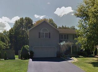 8 Delehunt Dr, East Greenbush, NY 12061