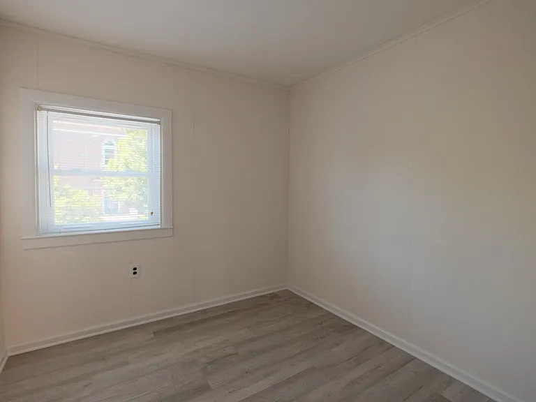 304 E Elm St — Photo 19