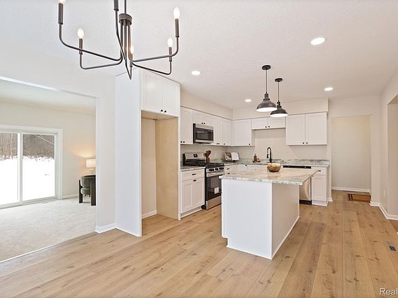 5th image of 3937 Curtis Rd