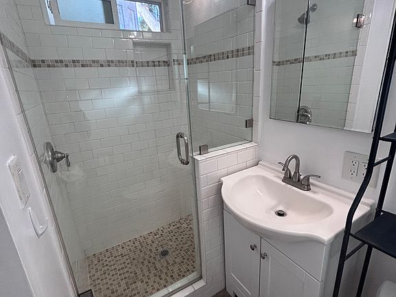 4th image of 603 Crest Dr