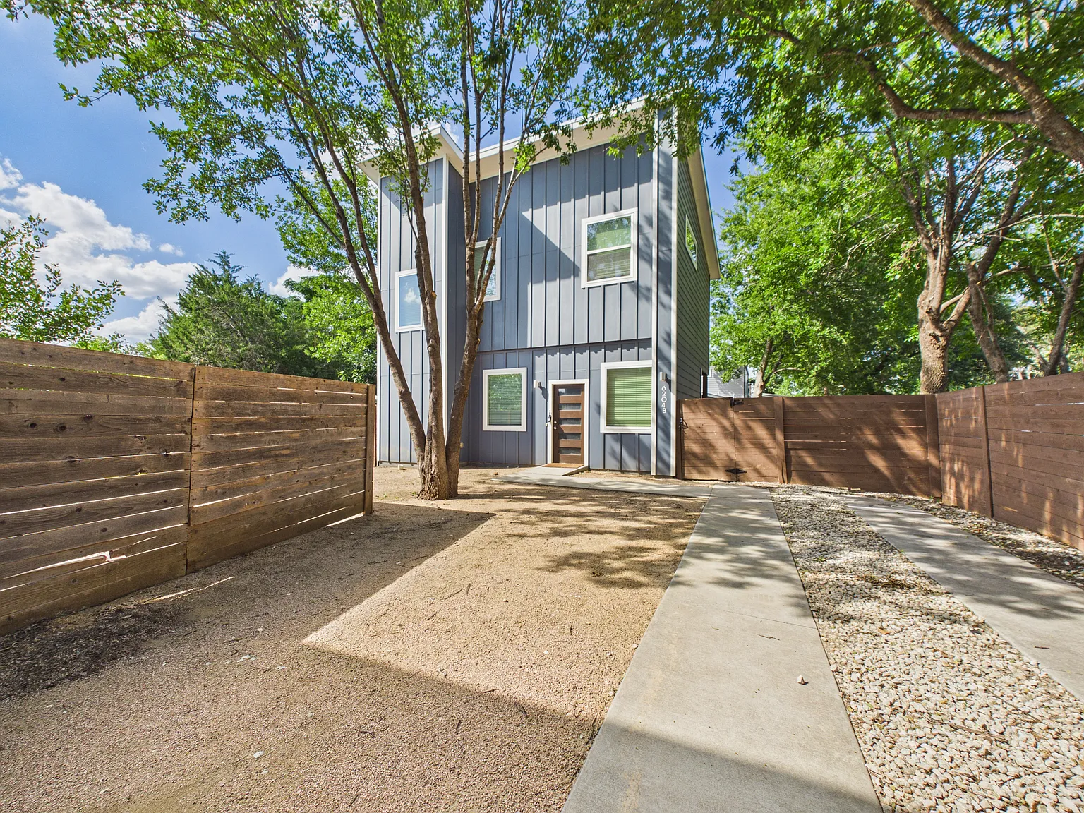 2 bed, 2.5 bath, 1073 sqft, $1,999 — Photo 3
