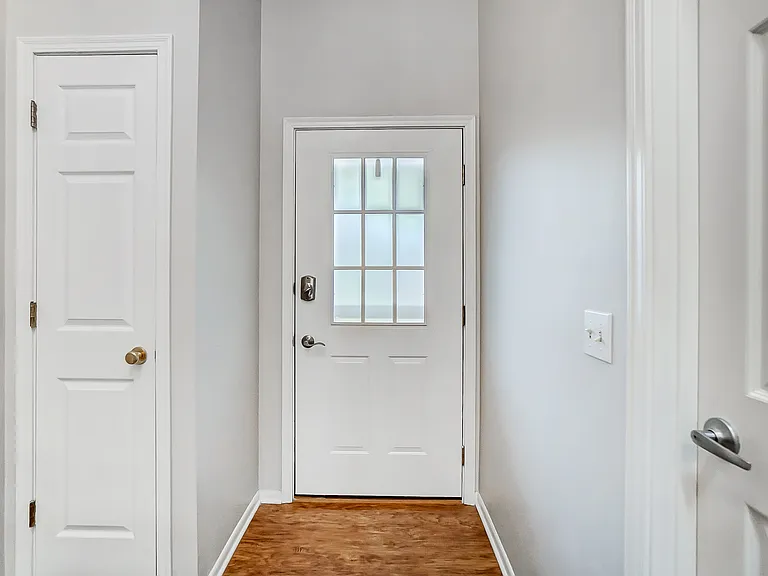 1804 Cliffview Ln — Photo 1