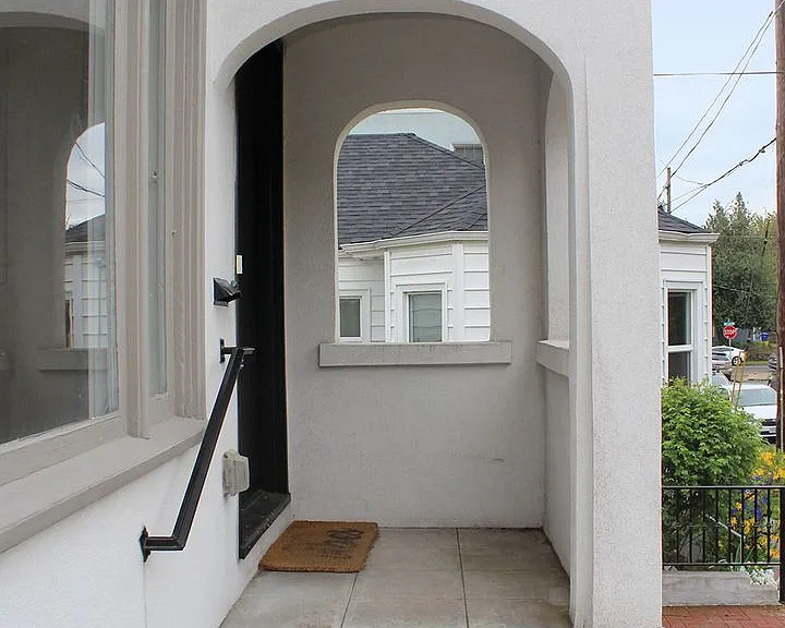 Gorgeous Remodeled Belmont 1 Bedroom with Garage! — Photo 5