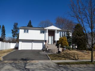 60 Ruby Ln, Plainview, NY 11803