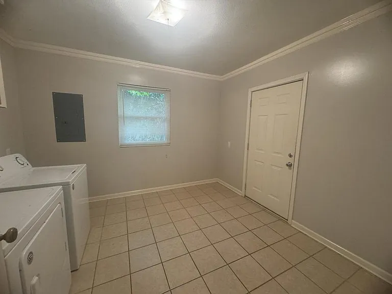 1103 W College St — Photo 8