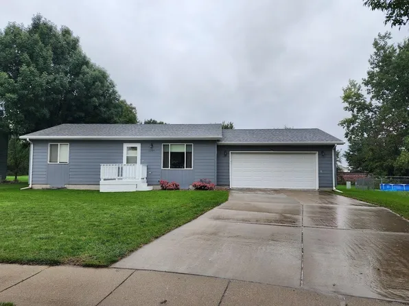 1220 Pasque Cir, Yankton, SD 57078