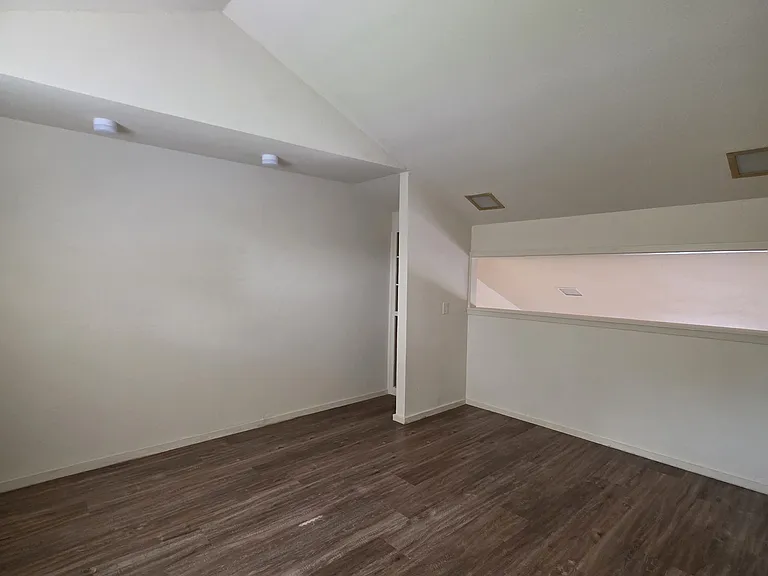 512 Towne House Ln — Photo 5