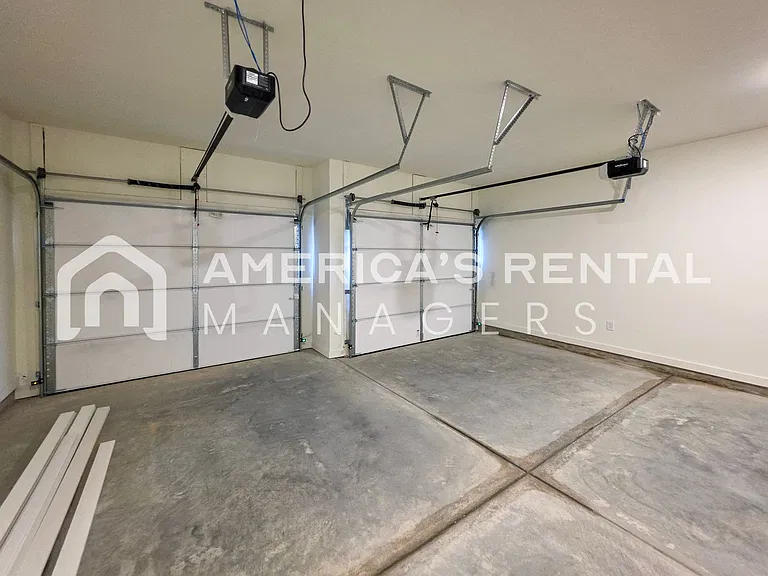 1017 Grand River Blvd W — Photo 35