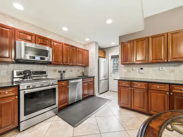 87 Sherman Place image 11 of 37