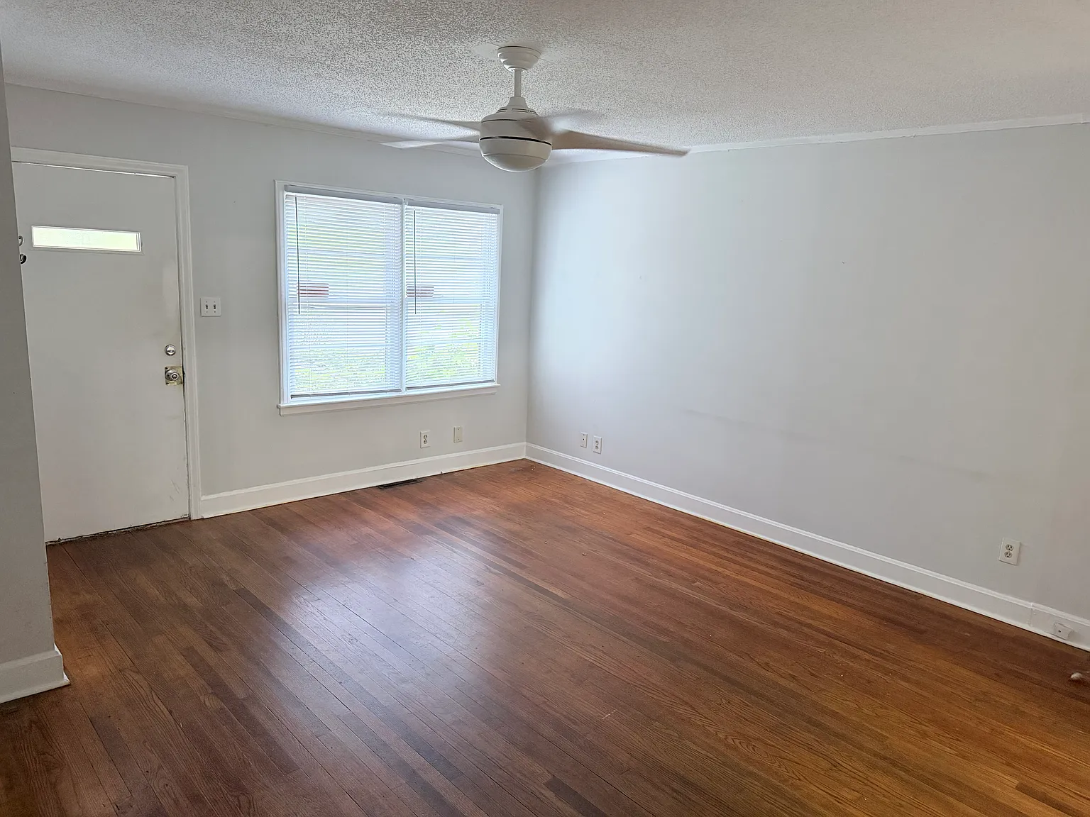 608 W Markham Ave — Photo 2