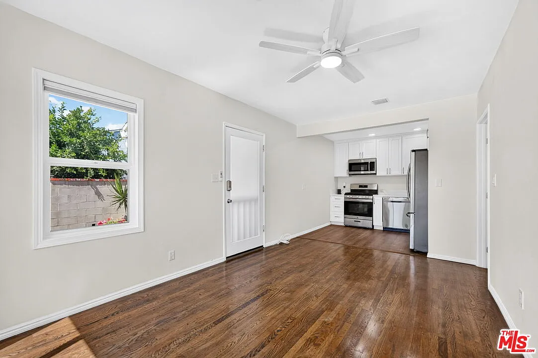 2 bed, 1.0 bath, 800 sqft, $3,095 — Photo 3