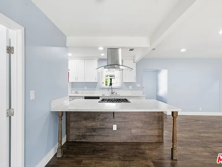 14141 Gault St — Photo 5