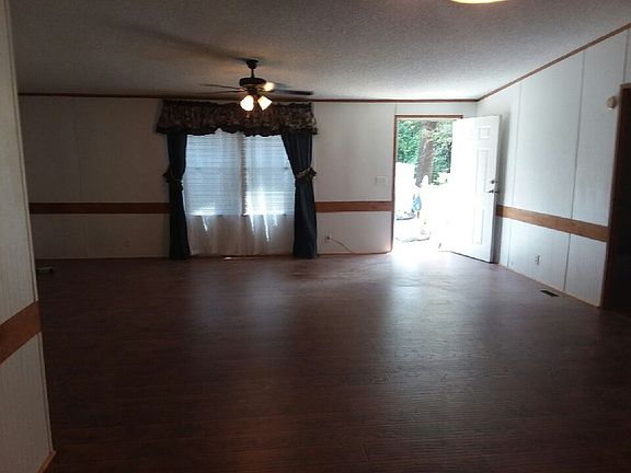 Entry into livingroom 