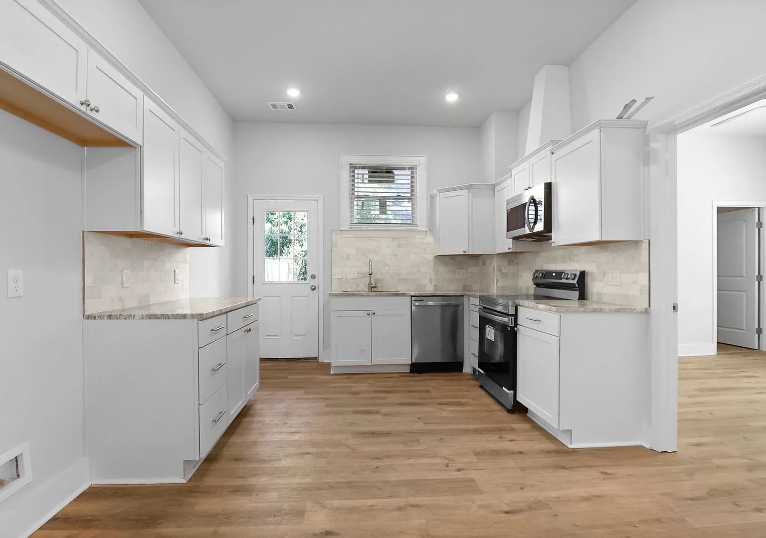 Spacious 3BR/2BA Home on West Victory Drive — Photo 1